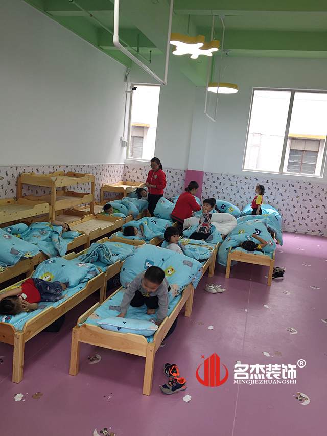幼儿园休息室好色TV下载.jpg